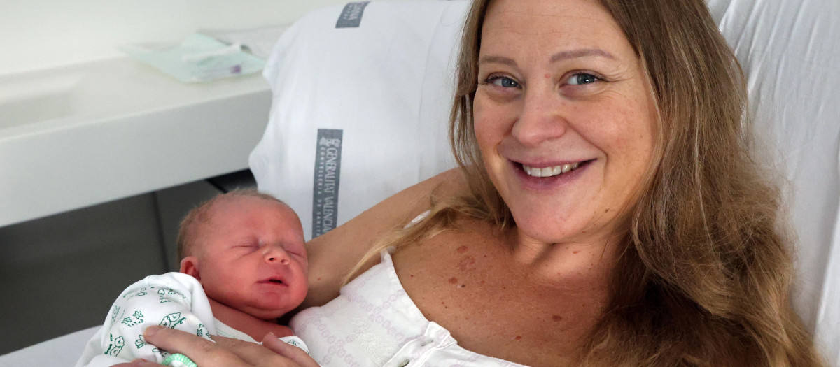 Imagen de Álvaro junto a su mamá, Patricia, en el hospital La Fe de Valencia