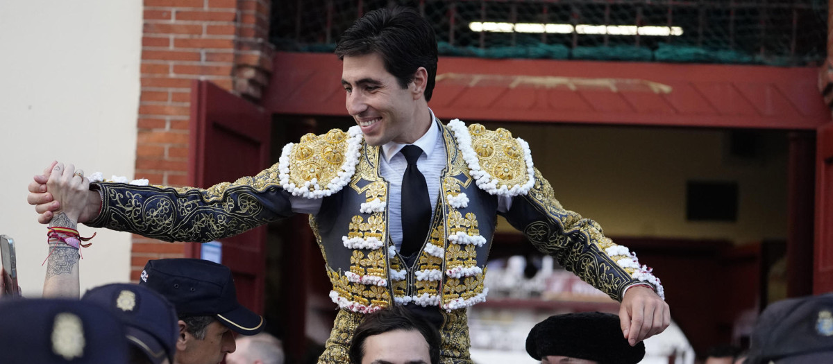El torero Álvaro Lorenzo sale a hombros por la puerta grande