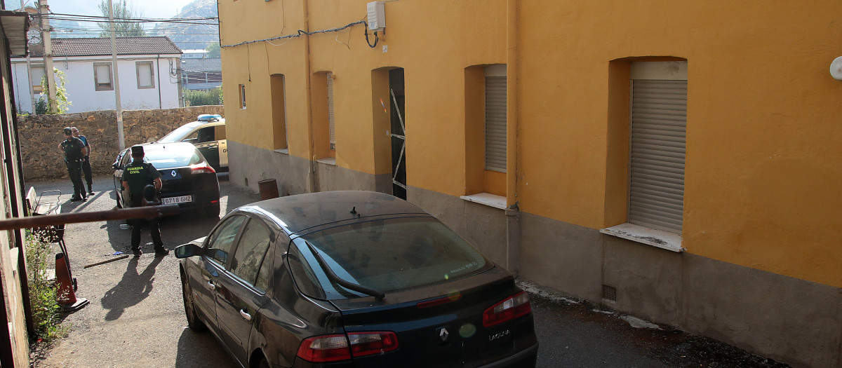 Bloque de viviendas donde ha muerto a tiros un hombre en Santa Lucía de Gordón, León
