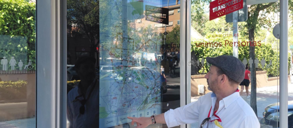 Madrid mejora la información de las marquesinas con pantallas táctiles y mapas interactivos