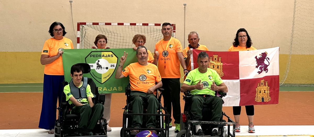 El equipo Pedrajas Powerchair Football junto a sus familiares en el polideportivo de Pedrajas de San Esteban (Valladolid).

MICHELLE ORTEGA - EUROPA PRESS
13/8/2026