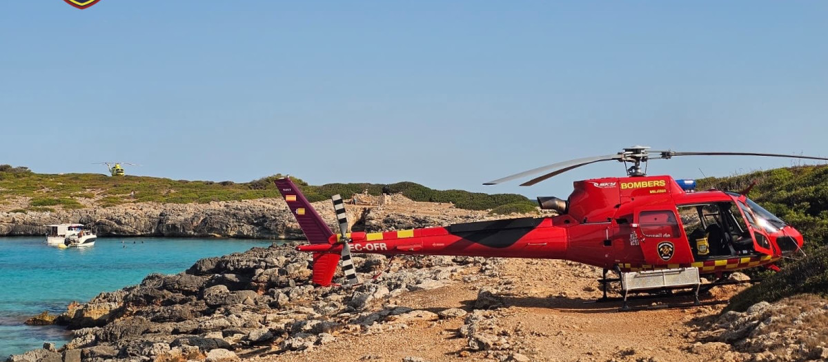 Vista del helicóptero de los Bomberos de Mallorca que ha intervenido en la operación.