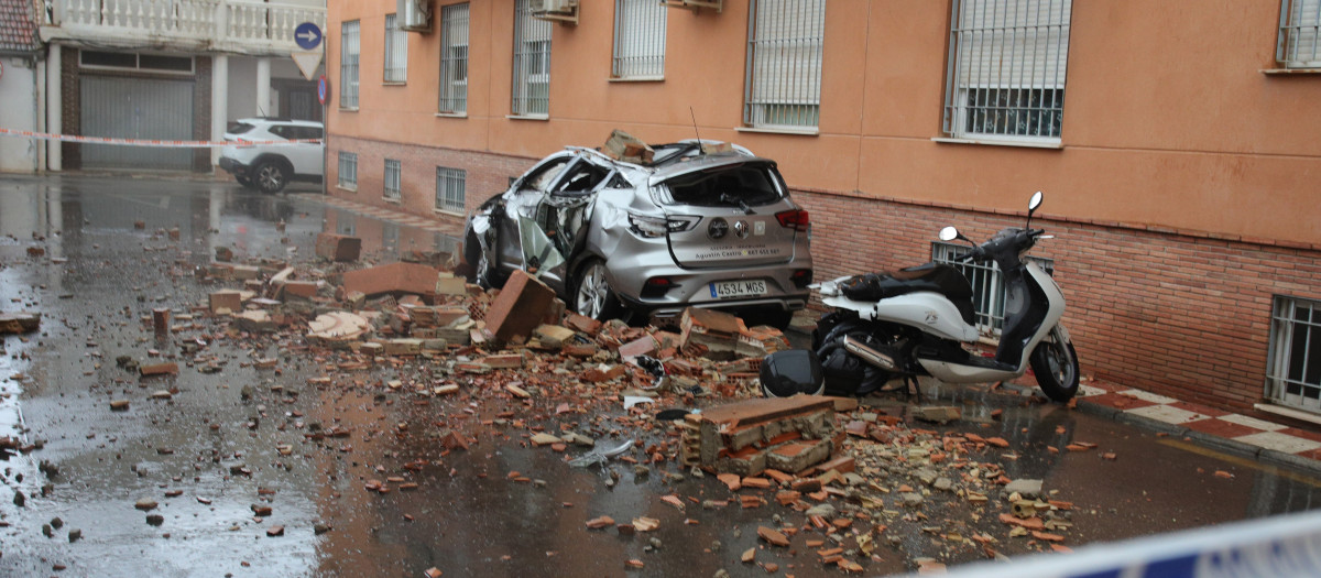 Vista de daños provocados por el terremoto este sábado, en Armilla (Granada). Granada y su área metropolitana han acumulado 40 terremotos durante la madrugada de este sábado, temblores que se han sumado al de intensidad 5 con epicentro en Alhendín que se registró a la 1:04 horas, y que han causado daños materiales que se analizarán en un día marcado por las tormentas. El Instituto Geográfico Nacional (IGN) ha registrado cuarenta temblores después del principal de Alhendín, un seísmo que ha provocado más de 200 llamadas a emergencias y daños materiales, pero ningún herido. EFE/ Pepe Torres
