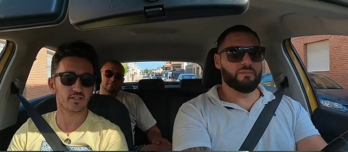 El profesor y dos alumnos durante una clase