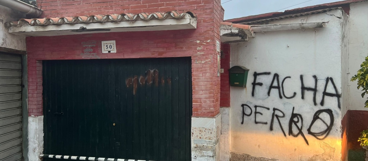 Pintada en el garaje de un guardia civil en Ceuta con el mensaje "facha perro"

REMITIDA / HANDOUT por AUGC
Fotografía remitida a medios de comunicación exclusivamente para ilustrar la noticia a la que hace referencia la imagen, y citando la procedencia de la imagen en la firma
15/8/2026