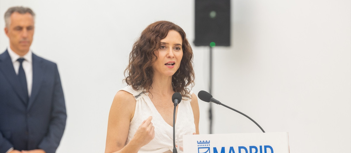 La presidenta de la Comunidad de Madrid, Isabel Díaz Ayuso, atiende a los medios de comunicación este sábado