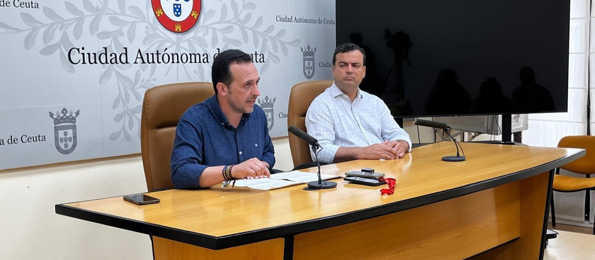 El líder de Vox en Ceuta, Juan Sergio Redondo, en una rueda de prensa junto al diputado nacional Alberto Rodríguez Almeida