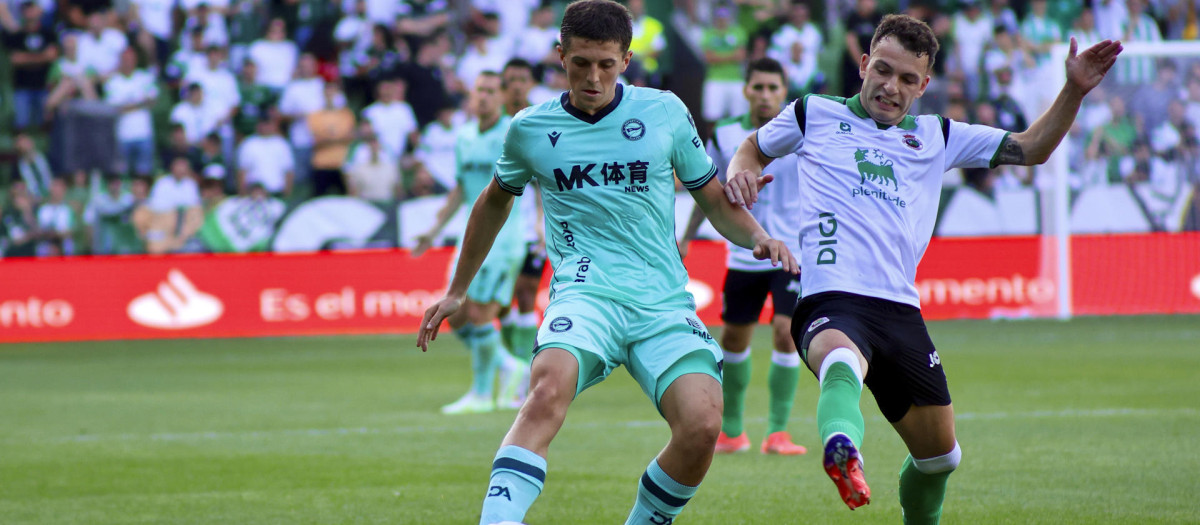 Vista de un momento del partido de fútbol que disputan el Racing de Santander y el Deportivo Alavés con motivo del trofeo Nando Yosu este viernes, en los Campos de Sport del Sardinero, en Santander. EFE/ Celia Agüero Pereda