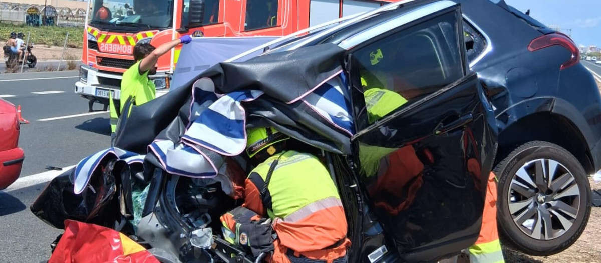 Trabajo de los bomberos del Consorcio Provincial de Valencia en el accidente de Foios (Valencia)