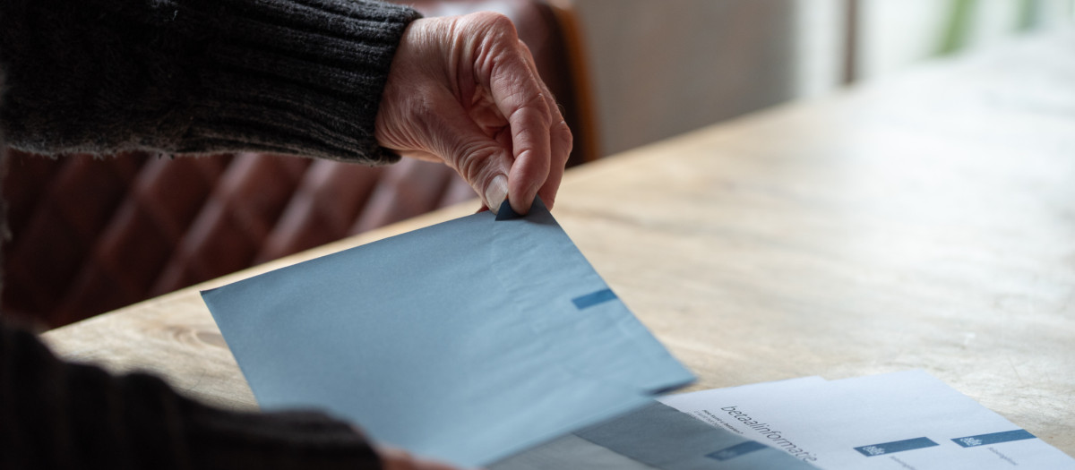 Un hombre abre una notificación postal