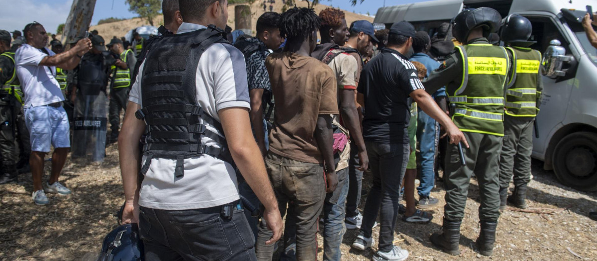 Autoridades marroquíes deteniendo a inmigrantes que pretendían asaltar la frontera de Ceuta