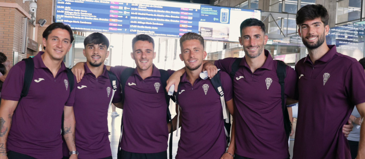 Los jugadores del Córdoba en su viaje de este sábado hasta Burgos