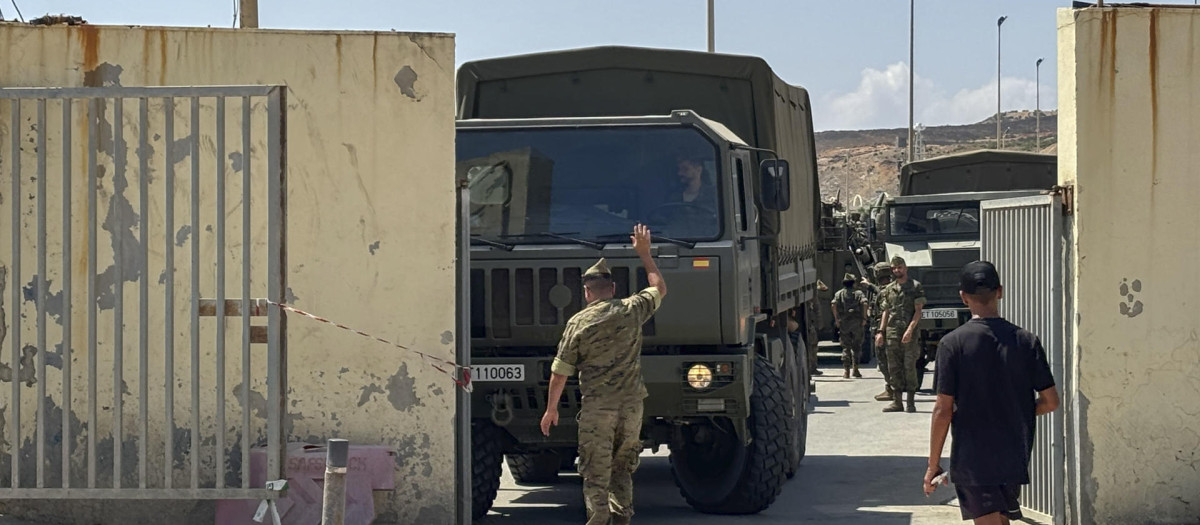 El Ejército moviliza efectivos y vehículos en la frontera de Ceuta con Marruecos