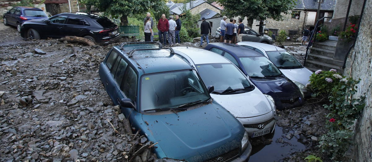 Coches enterrados tras la riada en el pueblo de Manzanedo de Valdueza, en León