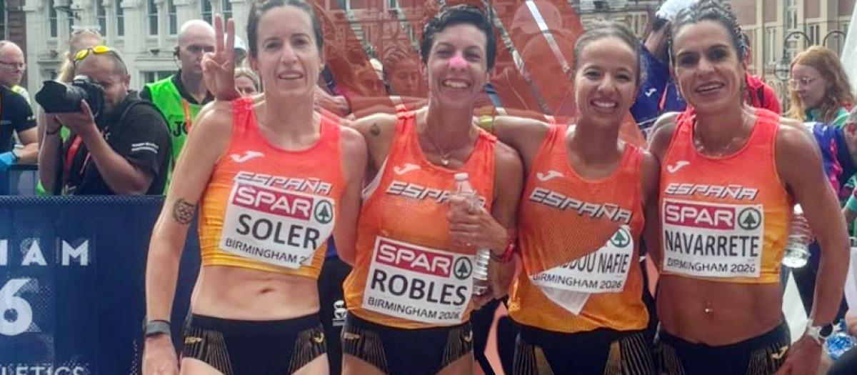 Fátima Ouhaddou junto a sus compañeras de España en la prueba de maratón
