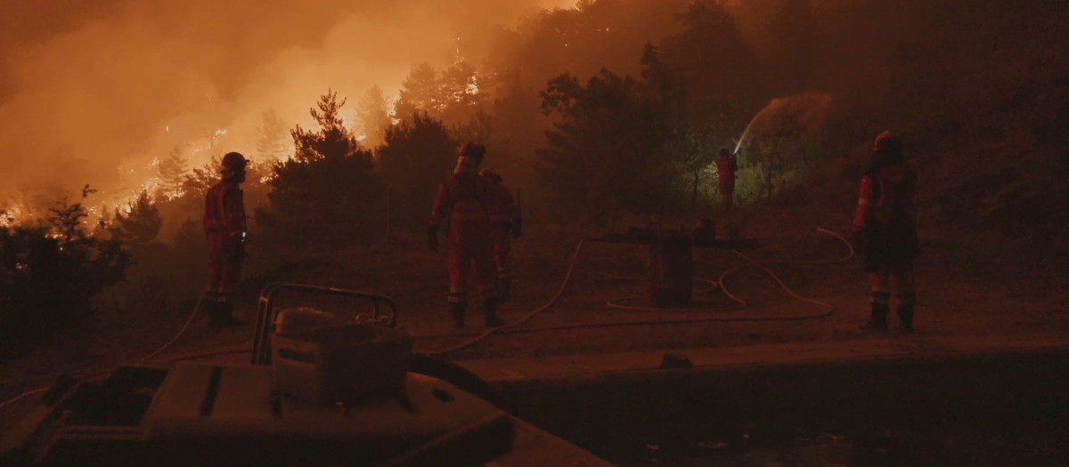 Efectivos de la UME trabajan en la extinción del incendio de Las Peñas de Riglos, en Huesca
