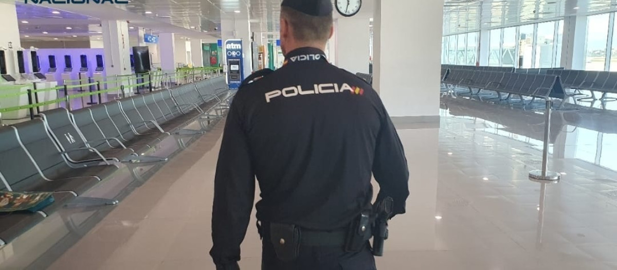 Un agente de la Policía Nacional en el aeropuerto de Palma

REMITIDA / HANDOUT por POLICÍA NACIONAL
Fotografía remitida a medios de comunicación exclusivamente para ilustrar la noticia a la que hace referencia la imagen, y citando la procedencia de la imagen en la firma
16/8/2026