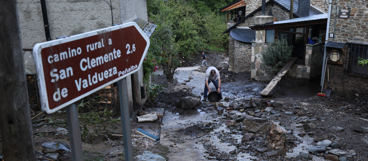 Calles cubiertas de lodo como consecuencia de la riada producida en la tarde del sábado en Manzaneda de Valdueza