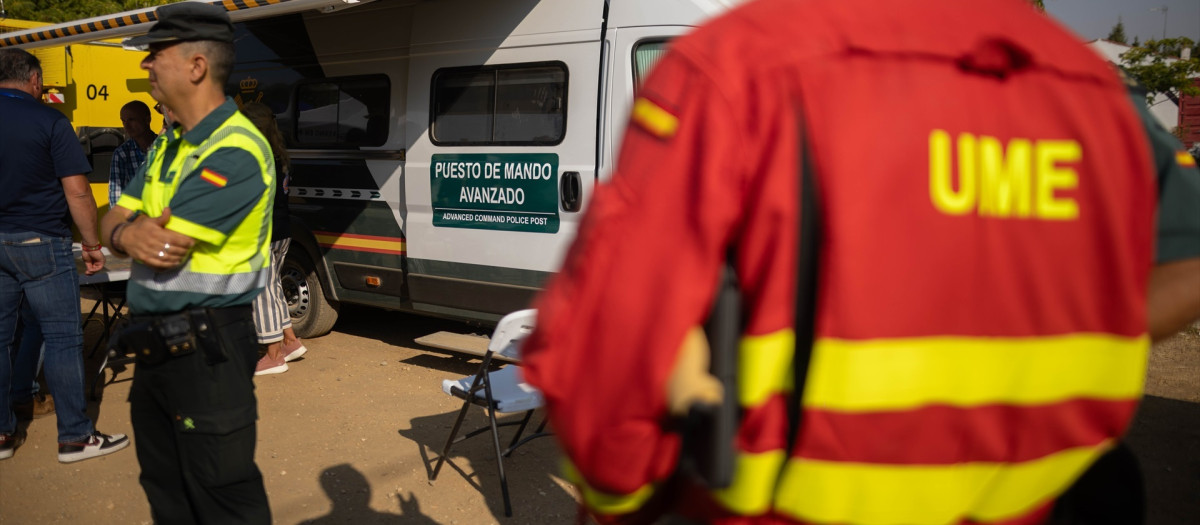 (Foto de ARCHIVO)
Imagen del Puesto de Mando Avanzado del incendio de Niebla (Huelva). A 10 de agosto de 2026 en Niebla, Huelva (Andalucía, España). Los efectivos aéreos de EMA Infoca trabajan ya en la mañana de este lunes en la extinción del incendio forestal declarado el pasado jueves en Niebla (Huelva) y después de una noche en la que el operativo ha logrado recuperar la estrategia de defensa frente a la zona norte del foco. Desde las 9,00 horas operan dos aviones anfibios ligeros y un helicóptero pesado, aunque se espera la incorporación de más de estos medios a partir de las 9,30 y, por tanto, la previsión de que se alcanzarán los 26 de este pasado domingo.

Clara Carrasco / Europa Press
10/8/2026