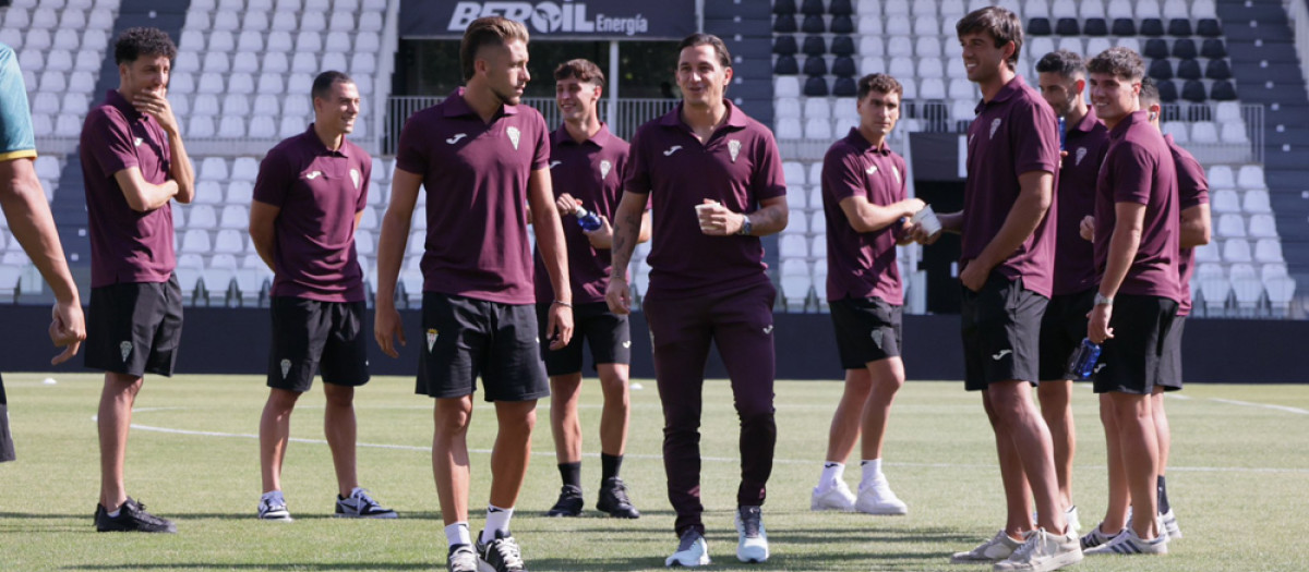 Los jugadores del Córdoba sobre el césped de El Plantío, en Burgos