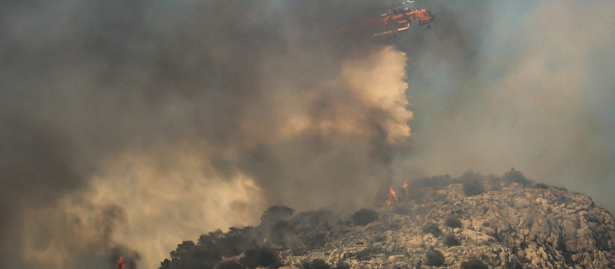 Imagen de las labores de extinción del incendio de Salamina (Grecia)