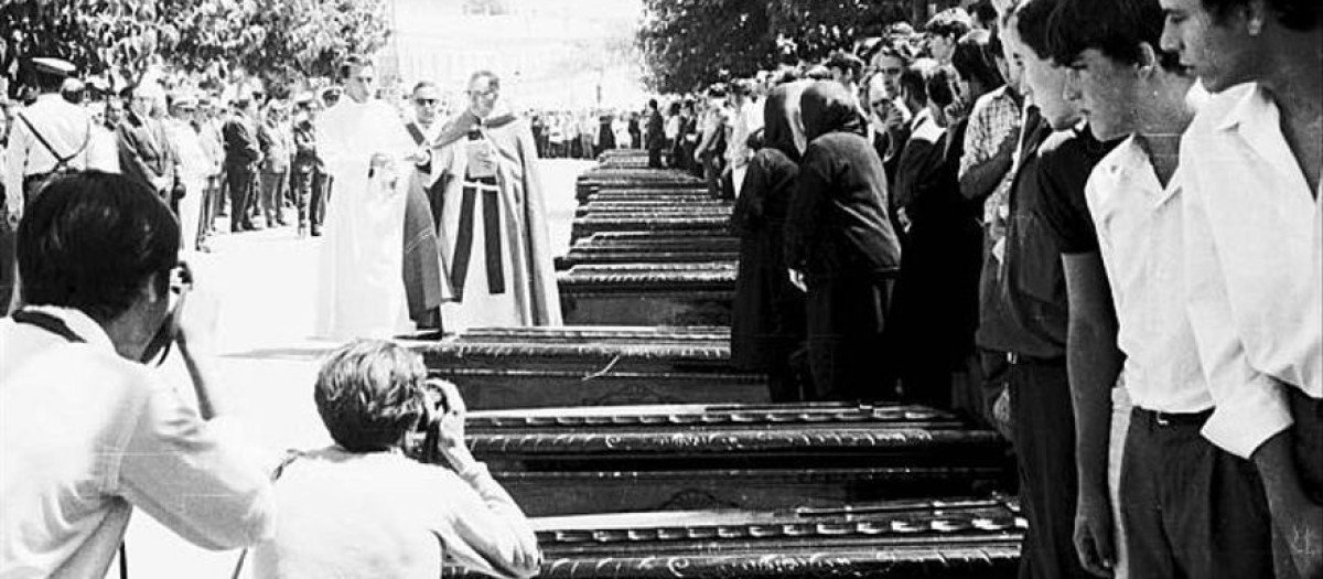 Ataúdes de las víctimas mortales en la explosión de Ibi en 1968