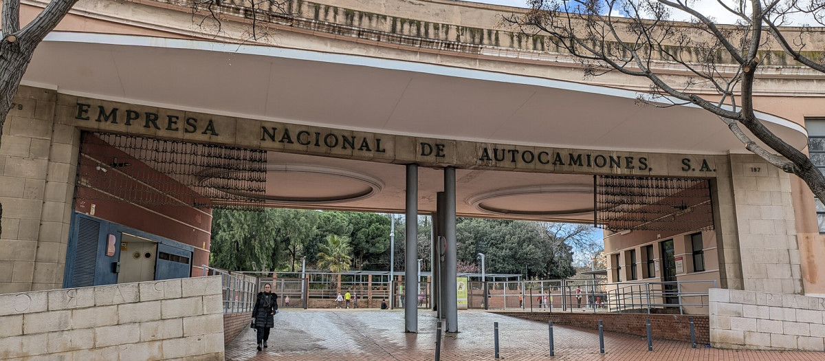 La puerta de la antigua Enasa, en el parque de la Pegaso, en una imagen de archivo