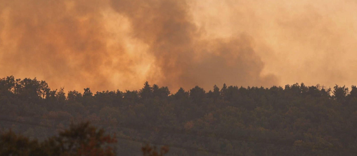 El incendio declarado el viernes en Las Peñas de Riglos (Huesca) ya afecta a una superficie provisional de 16.600 hectáreas