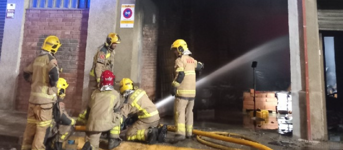 Los bomberos, trabajando en la extinción del incendio