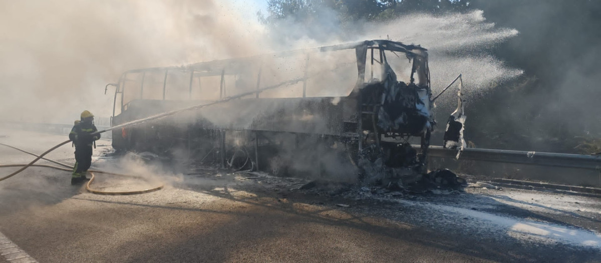 Un incendio en un autobús con pasajeros se propaga al monte en San Cristovo de Cea (Ourense) y obliga a cortar la AG-53, a 16 de agosto de 2026.

REMITIDA / HANDOUT por GUARDIA CIVIL DE TRÁFICO
Fotografía remitida a medios de comunicación exclusivamente para ilustrar la noticia a la que hace referencia la imagen, y citando la procedencia de la imagen en la firma
16/8/2026