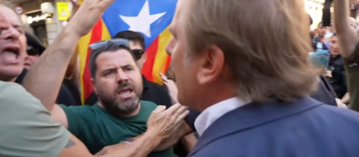Joan Garriga, increpado por manifestantes independentistas