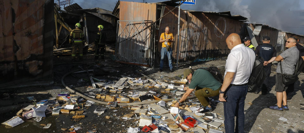 Consecuencias del bombardeo ruso contra un mercado de libros en Kiev