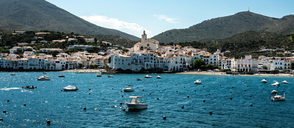Vista de Cadaqués desde el mar