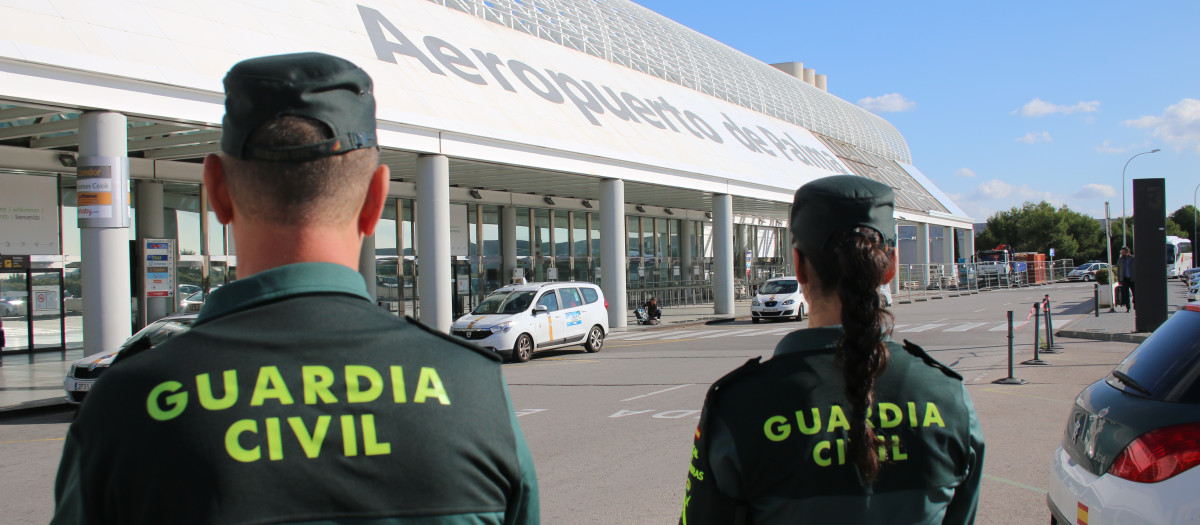 Dos agentes del aeropuerto