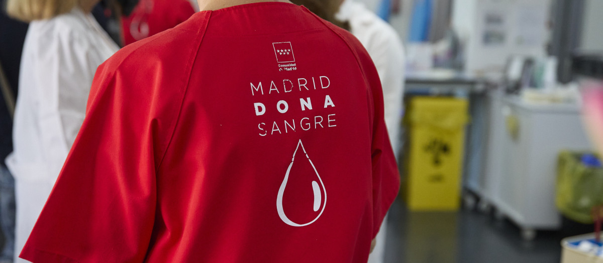 Una enfermera en las instalaciones del Centro de Transfusión de la Comunidad de Madrid