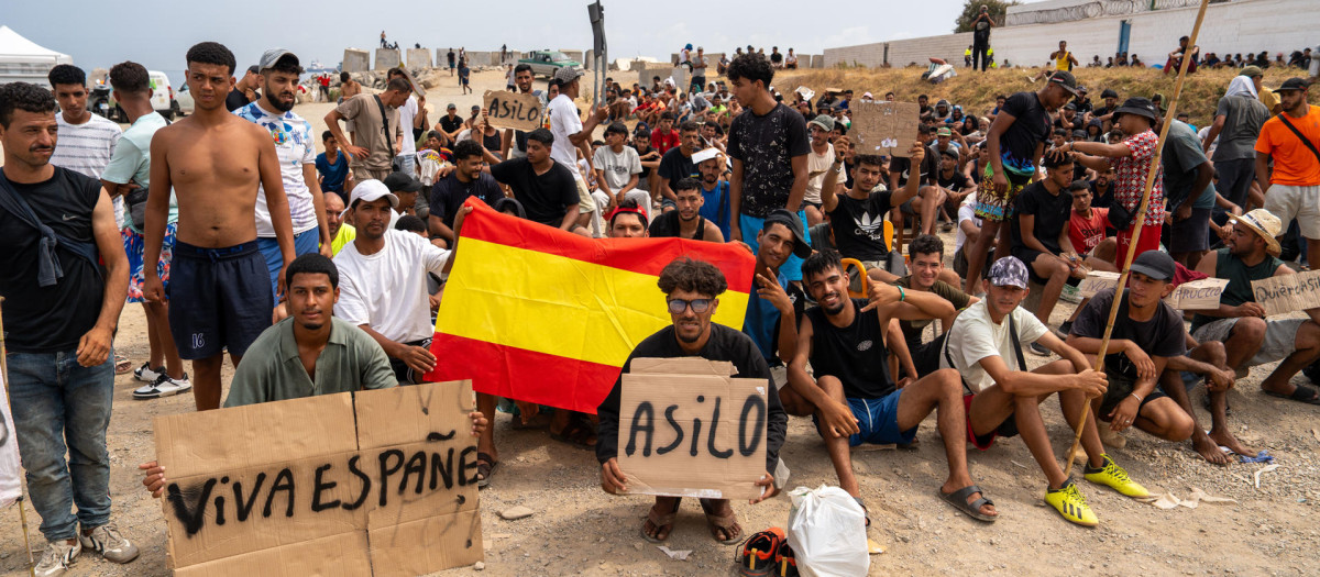 Protesta de inmigrantes que consiguieron entrar en Ceuta el pasado día 30 pidiendo que se tramite su solicitud de asilo