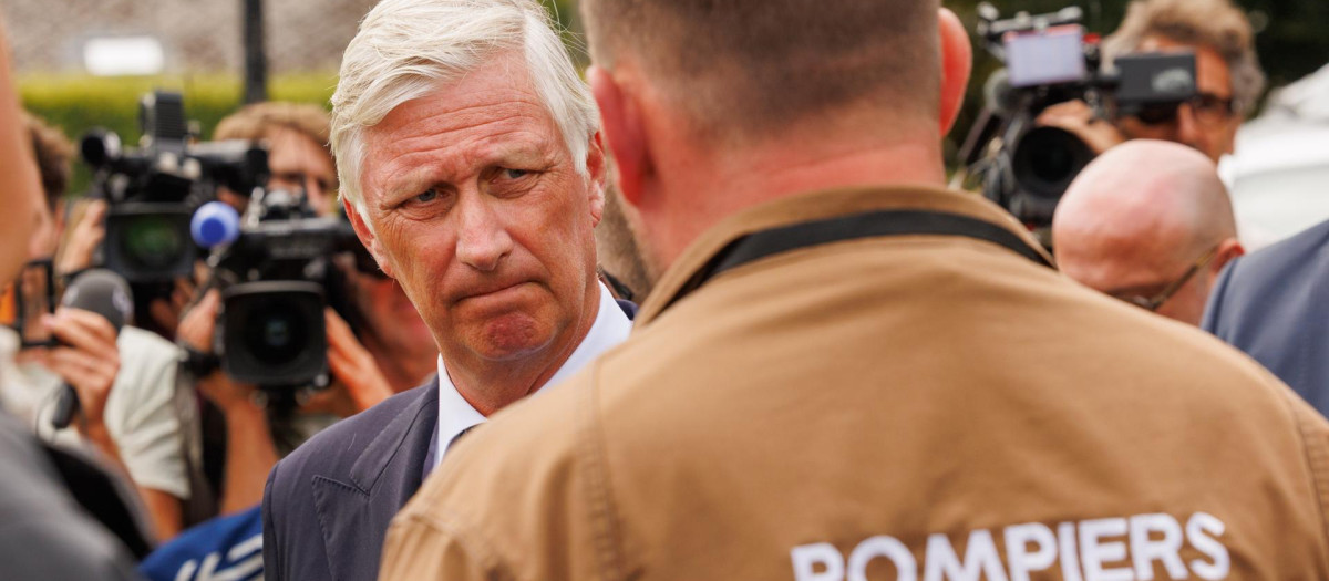 El Rey Felipe de Bélgica visita a los bomberos que trabajan en el incendio que azota la región de Hautes Fagnes