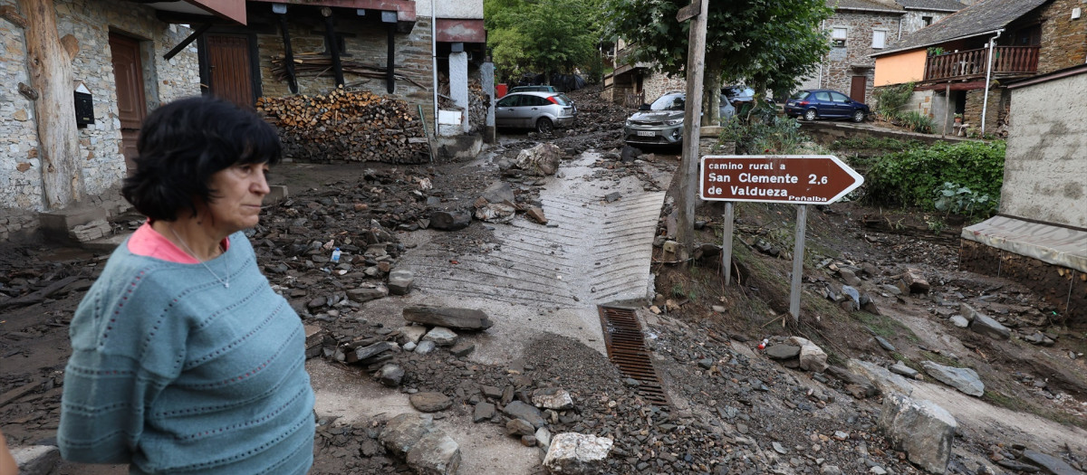 Calles cubiertas de lodo como consecuencia de la riada producida en Manzaneda de Valdueza