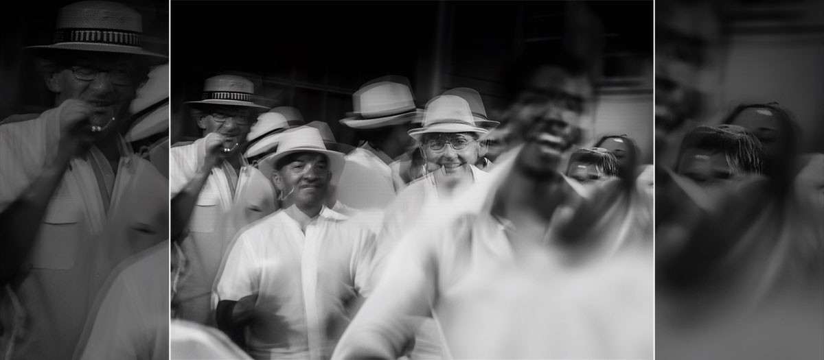 Los hombres cantan habaneras y sus cuerpos parecen incapaces de permanecer quietos dentro de la fotografía