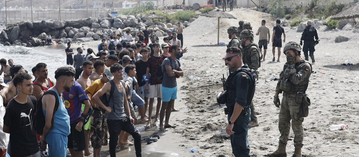 Decenas de inmigrantes ilegales intentando cruzar la frontera con Ceuta