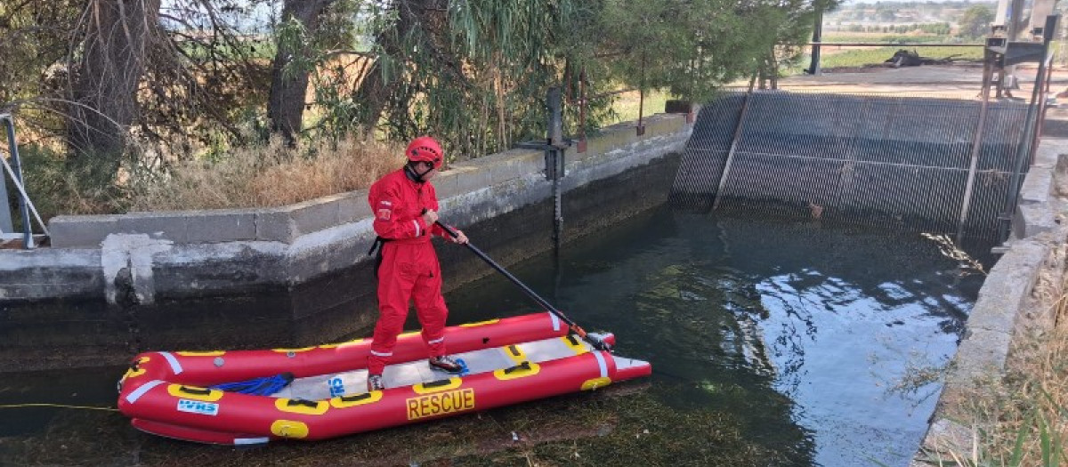 Bomberos buscando en la acequia donde ha desaparecido un hombre