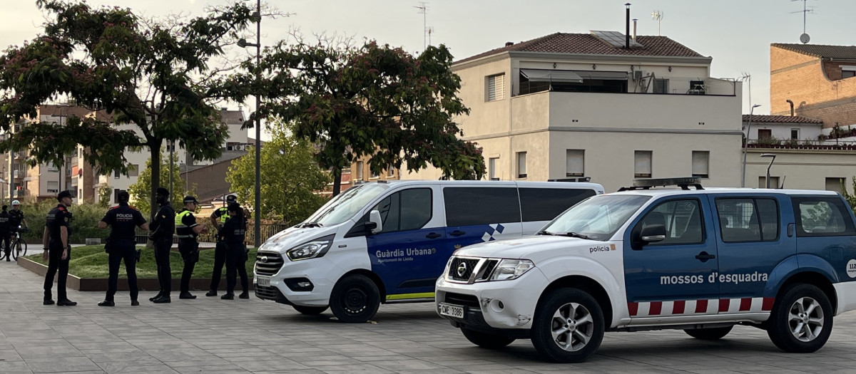Agentes de los Mossos desplegados cerca de la zona en la que tuvo lugar la pelea
