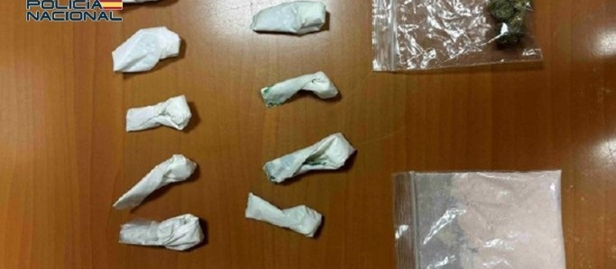 La Policía detiene en Orense a un hombre que llevaba varias dosis de cocaína, cocaína rosa y marihuana

REMITIDA / HANDOUT por POLICÍA NACIONAL
Fotografía remitida a medios de comunicación exclusivamente para ilustrar la noticia a la que hace referencia la imagen, y citando la procedencia de la imagen en la firma
18/8/2026