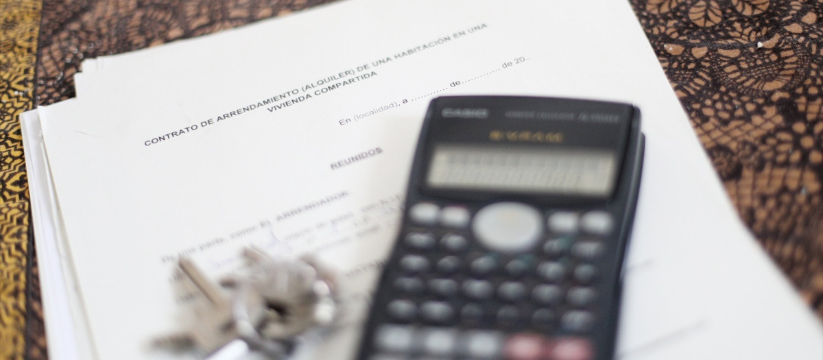Una calculadora y unas llaves sobre un contrato de arrendamiento (alquiler) de una habitación en una vivienda compartida.

Eduardo Parra / Europa Press
23 septiembre 2019, alquier, compra, piso, inmobiliaria
23/9/2019

EDUARDO PARRA / EUROPA PRESS
23/9/2019