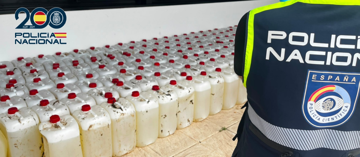 Garrafas de gasolina incautadas en Rota durante una actuación contra el 'petaqueo' de narcolanchas