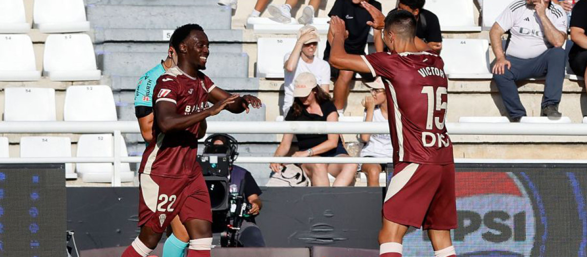 Diarra celebra su gol en Burgos con Víctor Sánchez, que parece que se queda finalmente