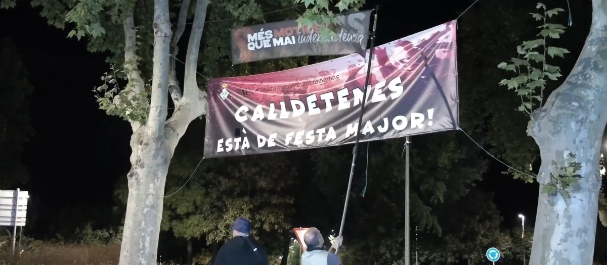 Retirada de una de las pancartas de la ANC