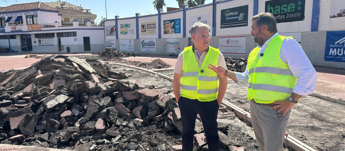 Núñez durante su visita a las obras de remodelación de las pistas de atletismo del Complejo Deportivo de Santa en Hellín