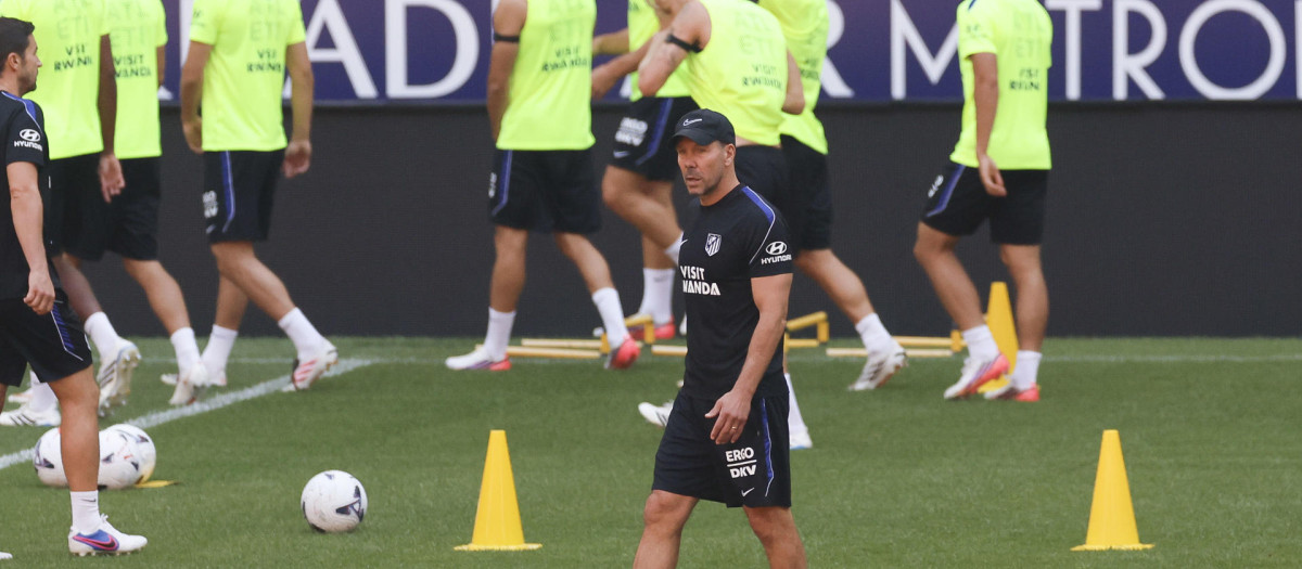 Diego Pablo Simeone, dirige un entrenamiento del Atlético de Madrid