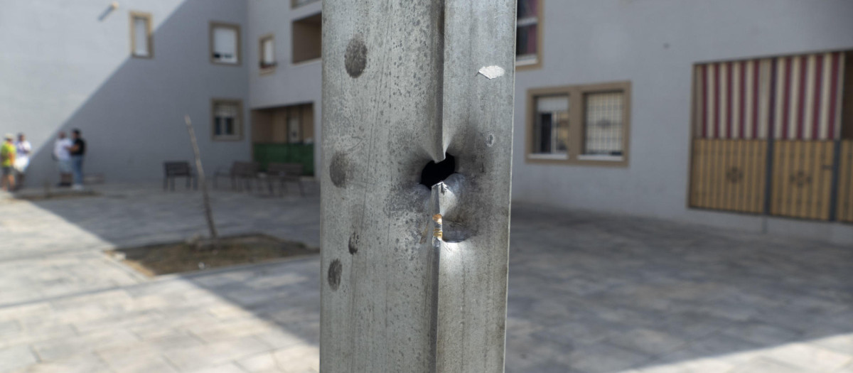 Marcas de disparos en el lugar donde ha ocurrido el tiroteo de Isla Cristina (Huelva)